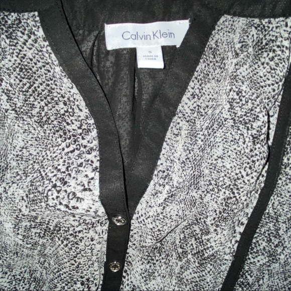 Calvin Klein 3/4 Sleeve Snake print Top - Size S - Picture 4 of 6